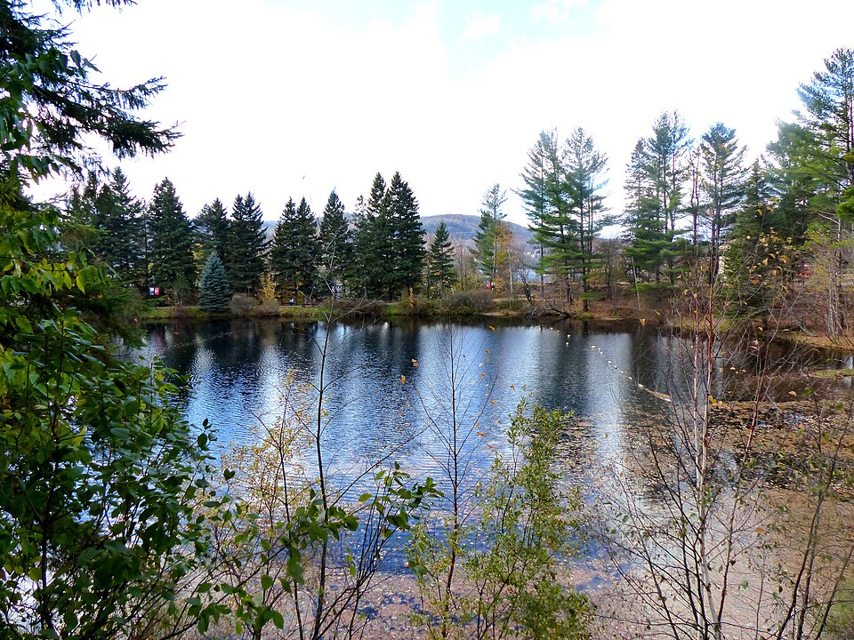 Mont-Tremblant - Québec – Canada – Lac Miroir - panoramio (1)