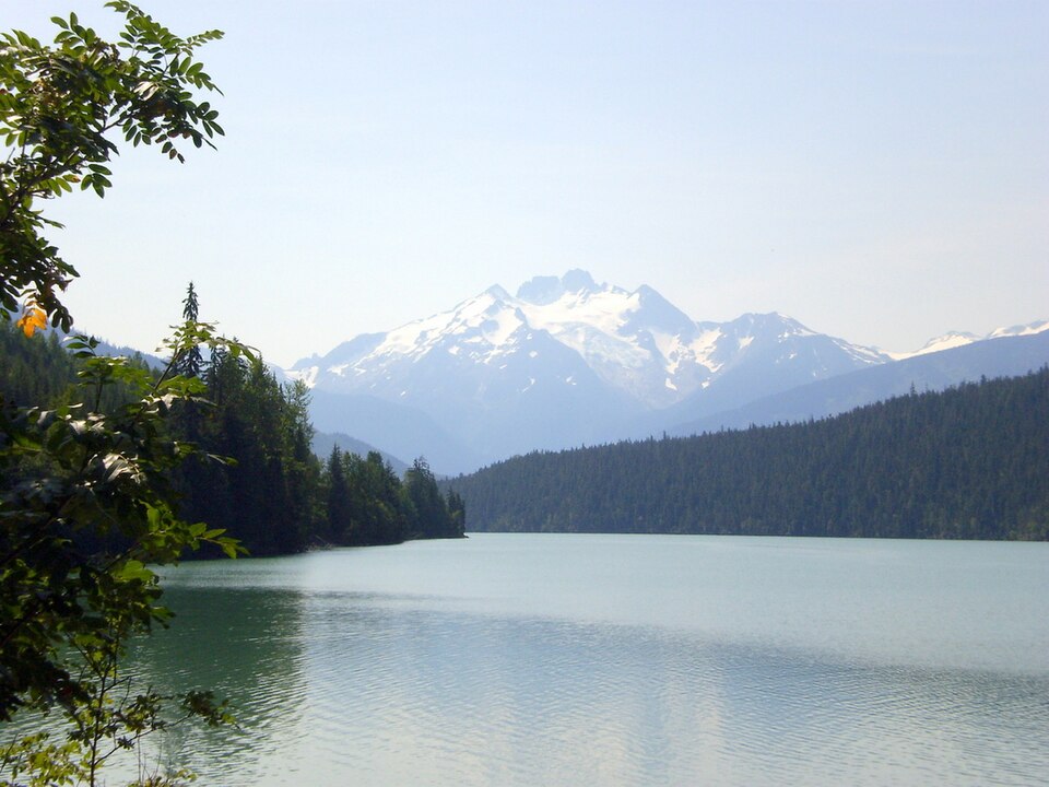 Lava lake on the Nisga'a Hwy ^^Lac formé par la lave Volcanique au pays des Natifs Nisga'a .^^Tres peu fréquenté des touristes - panoramio