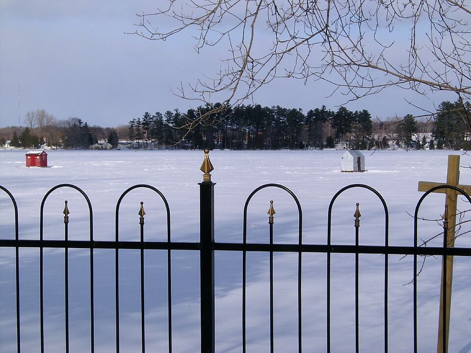 Ice Fishing Huts Oak lake (104864582)