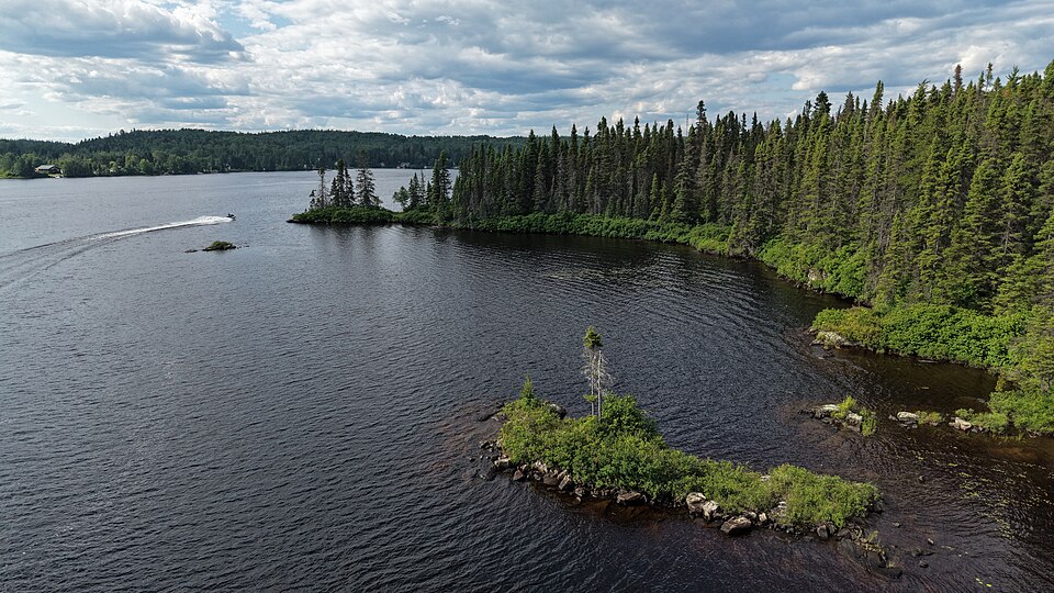 Lac Goth, Saint-Félix-d'Otis, Québec, Canada 13