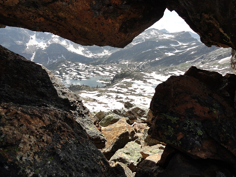 Alpine Keyhole in Valhalla Provincial Park